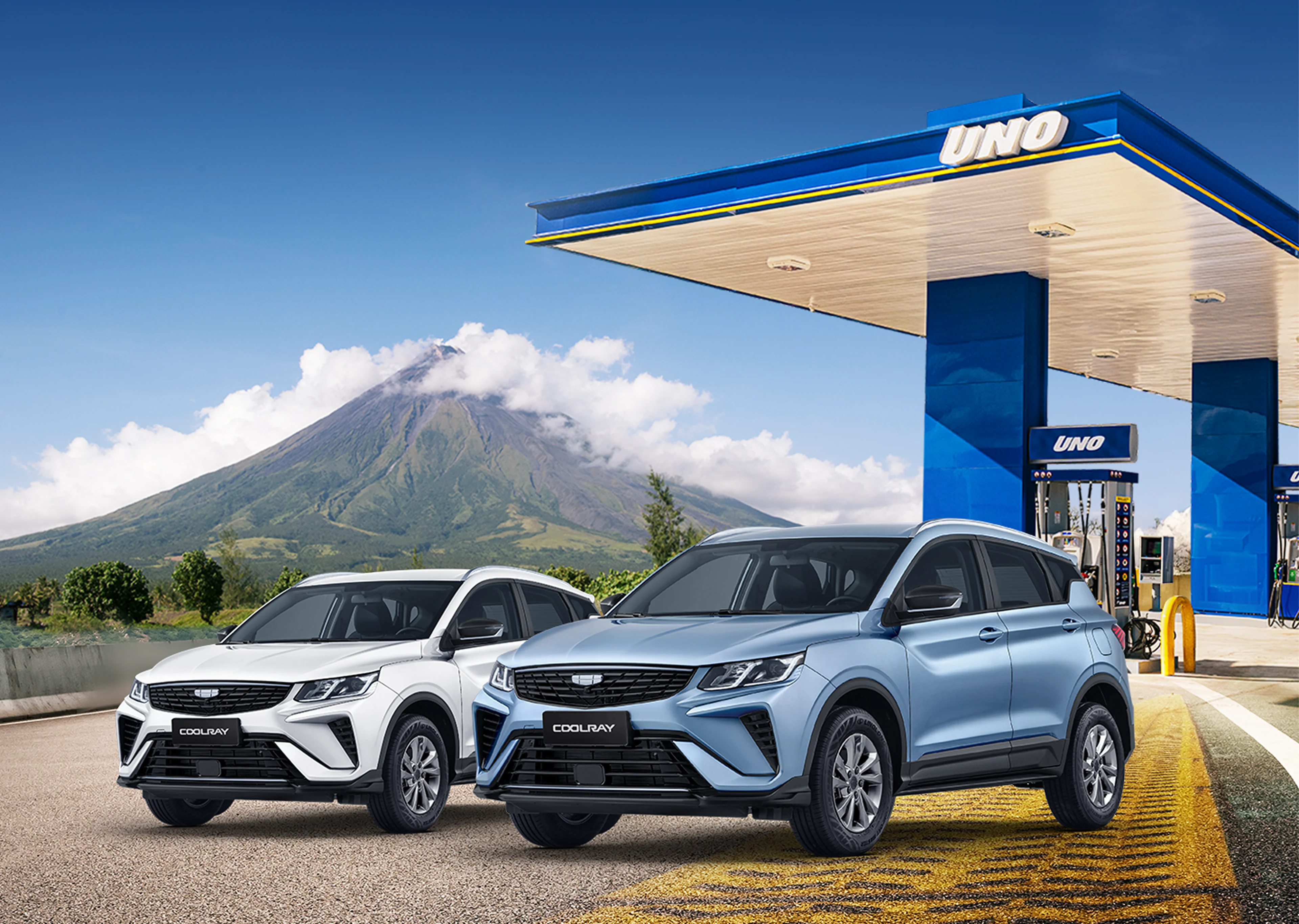 Dos Geely Coolray Neo en una estación UNO con el volcán de fondo